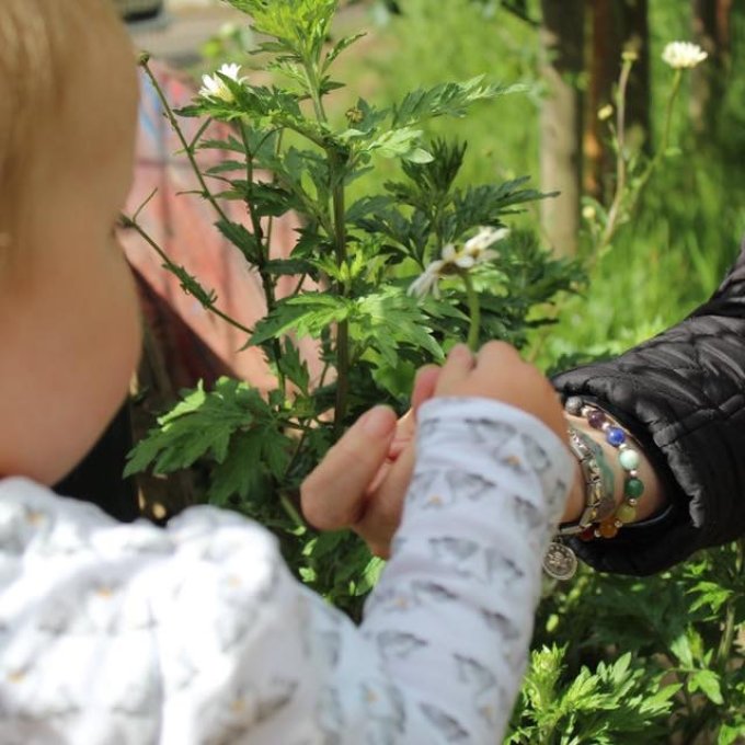 Baby in groene buitenruimte