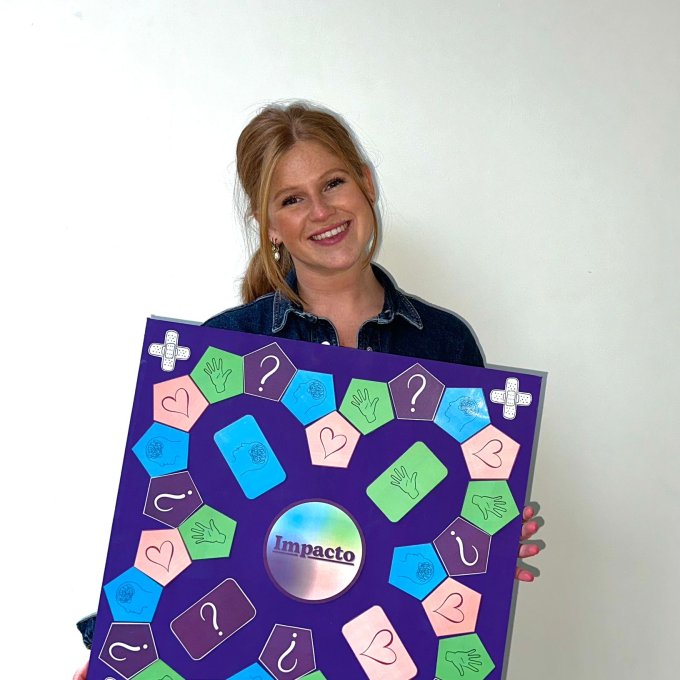 Vaktherapeut Willemijn Torbijn met het bordspel Impacto.