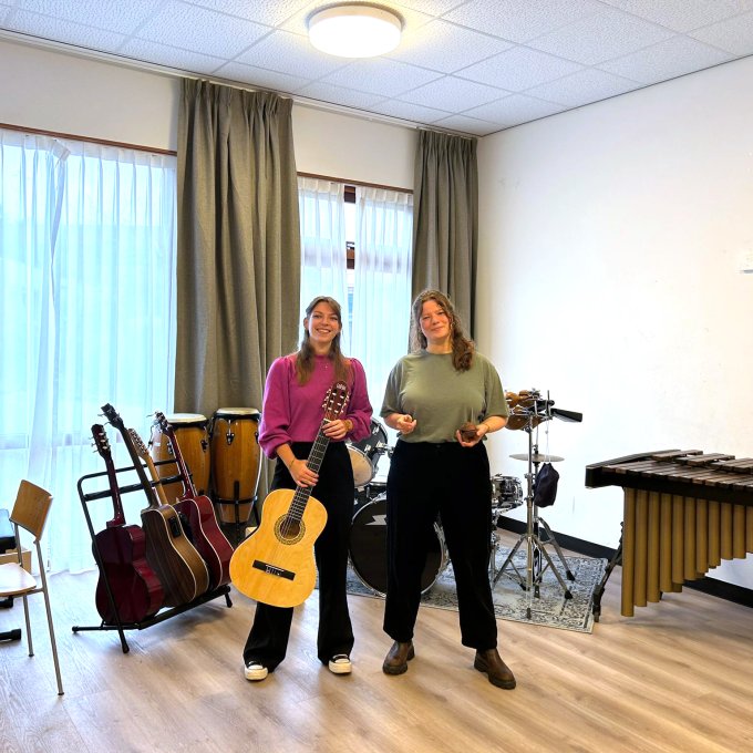 Muziektherapeut Lisa Morien (links) en collega Monica van der Meij.