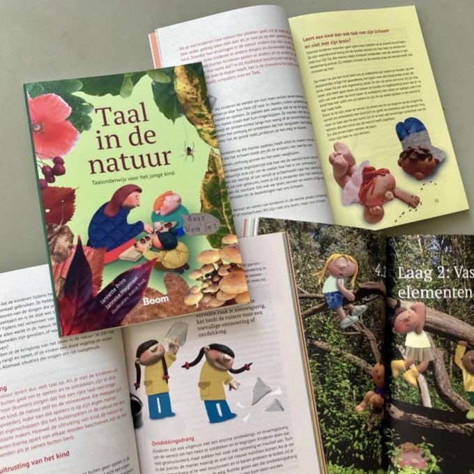Afbeelding van een stapel boeken. bovenop ligt het praktijkboek Taal in de Natuur.
