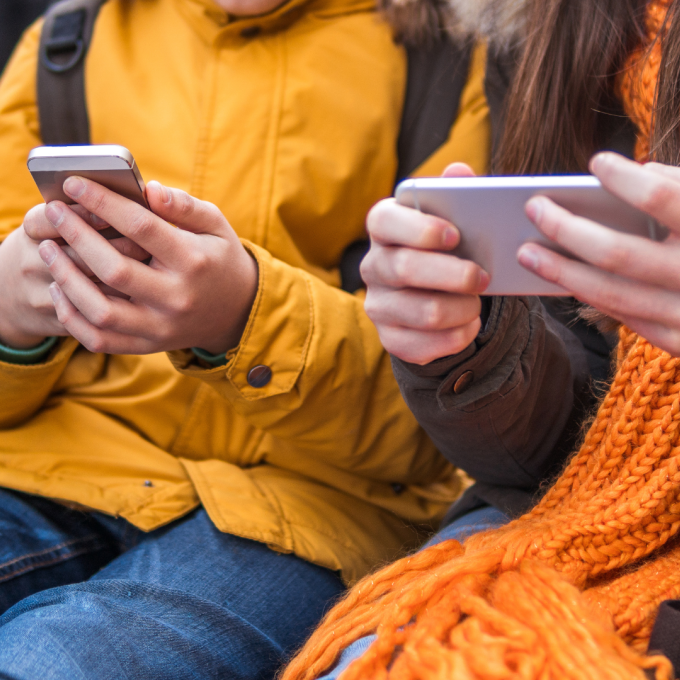 Tieners met telefoon in hun handen