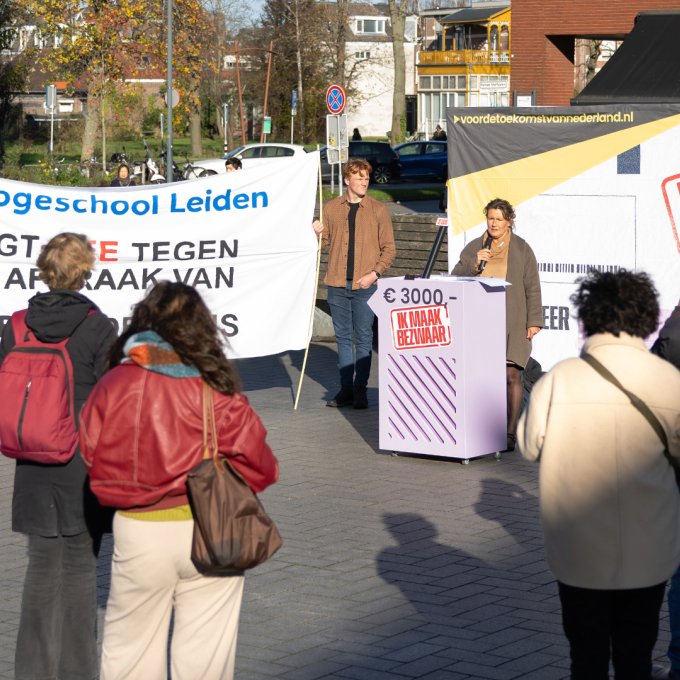 Voorleesestafette bij Leiden Centraal tegen de bezuinigingen op het hoger onderwijs.