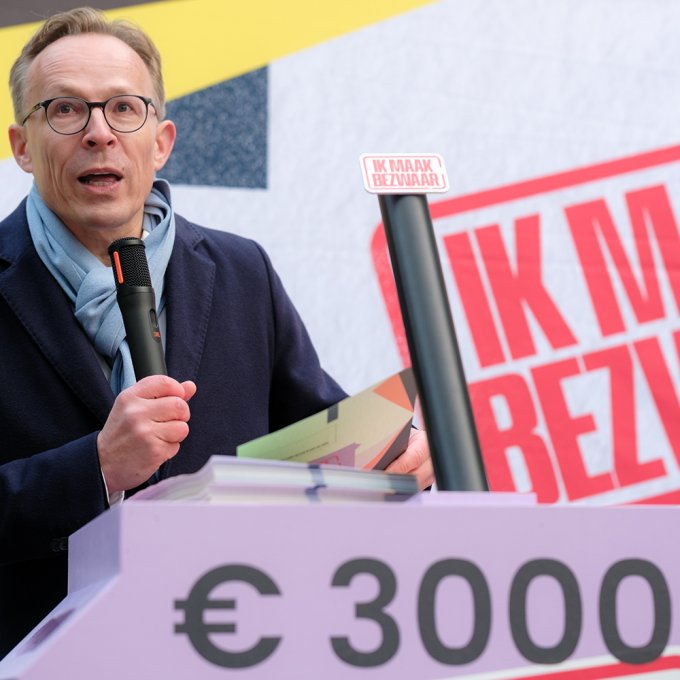 Voorzitter van de Vereniging Hogescholen Maurice Limmen leest bezwaarschriften voor.