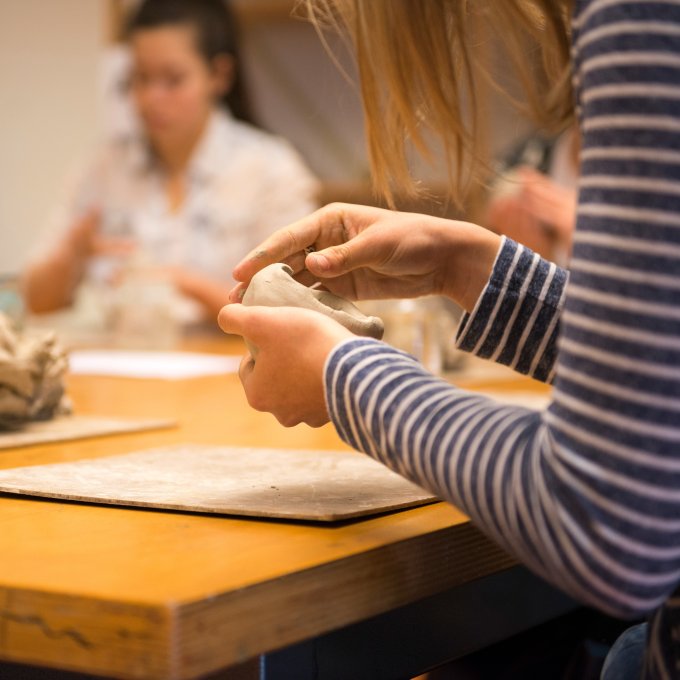 Studenten boetseren met klei