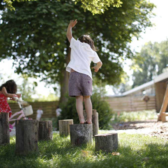 Twee kinderen in natuurspeeltuin