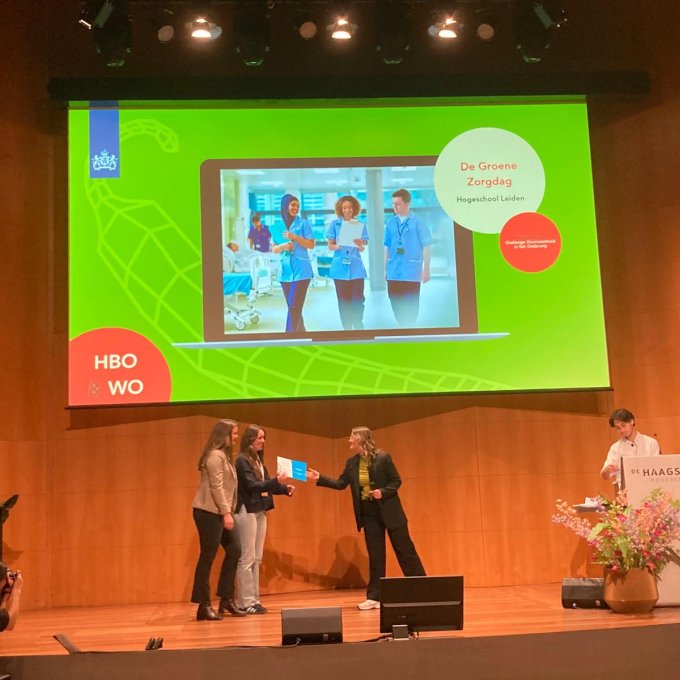 Studenten Kirsty & Jennifer op de prijsuitreiking van Groene Zorg