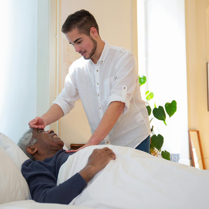 Zorgverlener aan bed bij man
