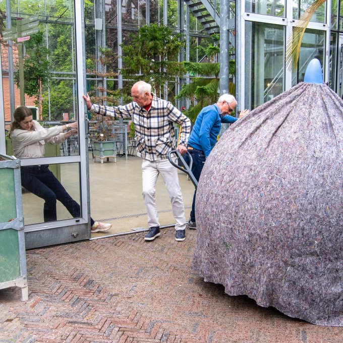 Bol van Biodiversiteit is ingepakt en wordt verhuisd door medewerkers