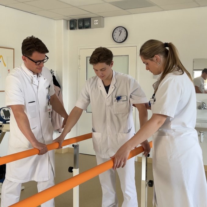 Studenten ziekenhuisfysiotherapie en RIchard Torn, fysiotherapeut bij het LUMC