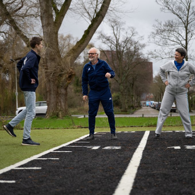 drie personen die buiten aan het sporten zijn