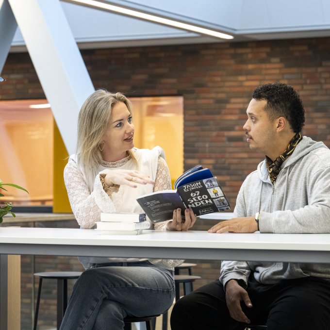 Studenten van de Master Leraar Nederlands zijn in gesprek aan een tafel