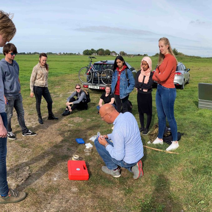 Onderzoekers en studenten aan het werk in de polder