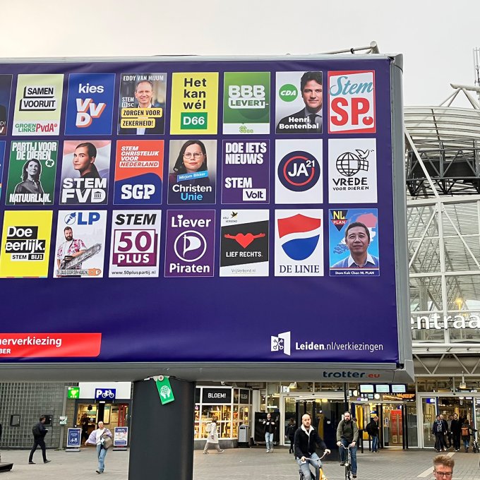 Bord voor Tweede Kamerverkiezingen in Leiden.