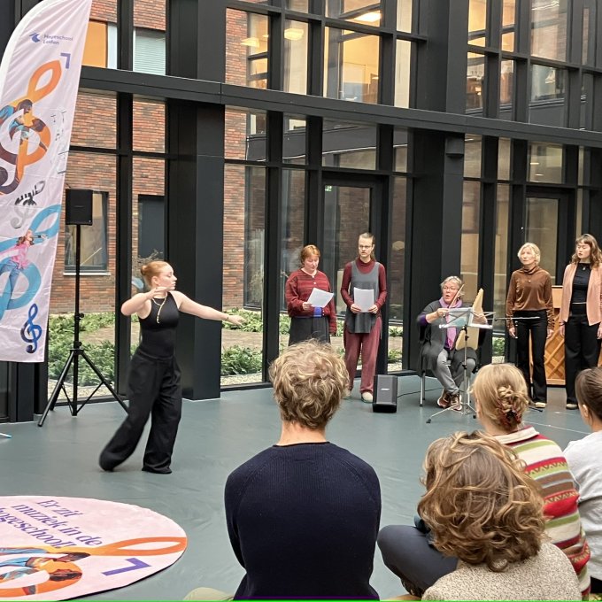 Dansend meisje met publiek