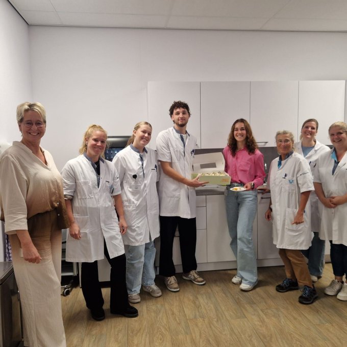 Collega's rondom de gewonnen taart
