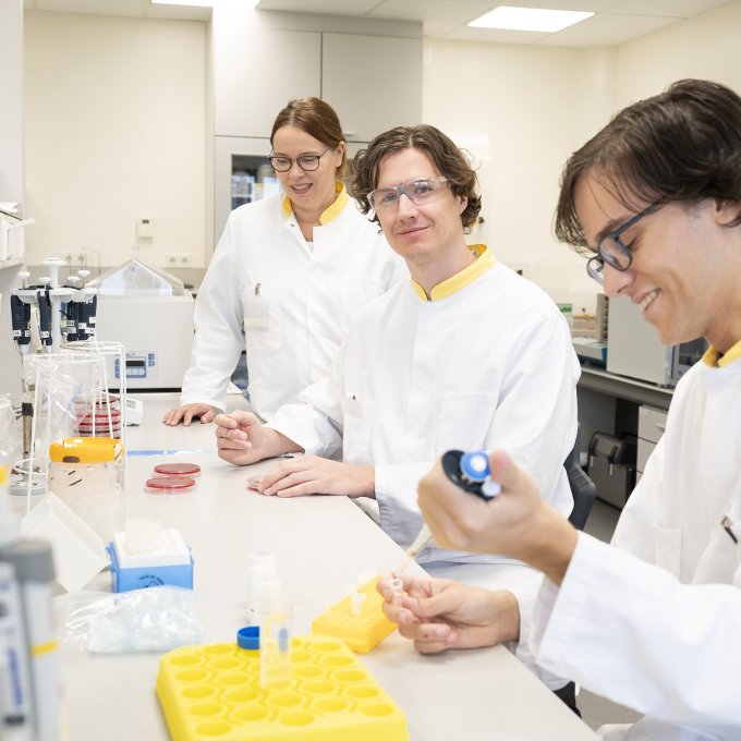 Thomas Kofman, Student Biologie en Medisch Laboratoriumonderzoek, werkt samen met medestudenten in een lab