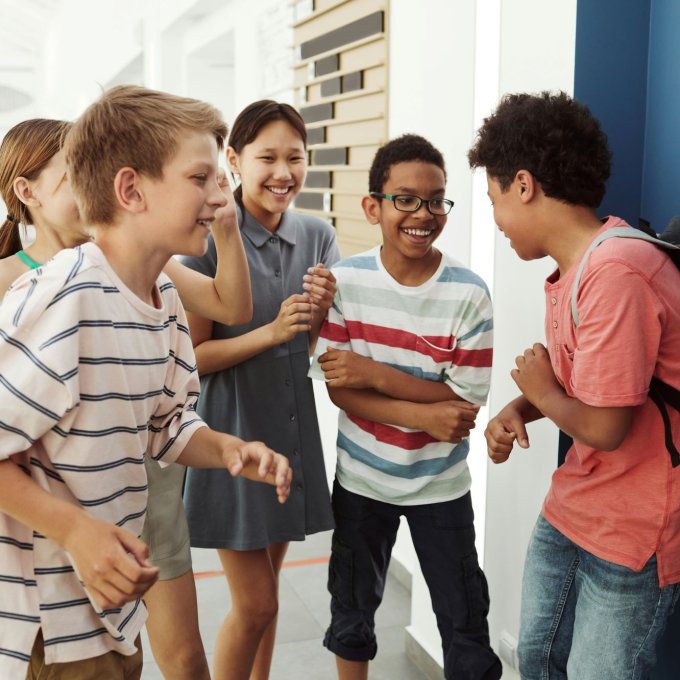 een groepje kinderen lacht met elkaar