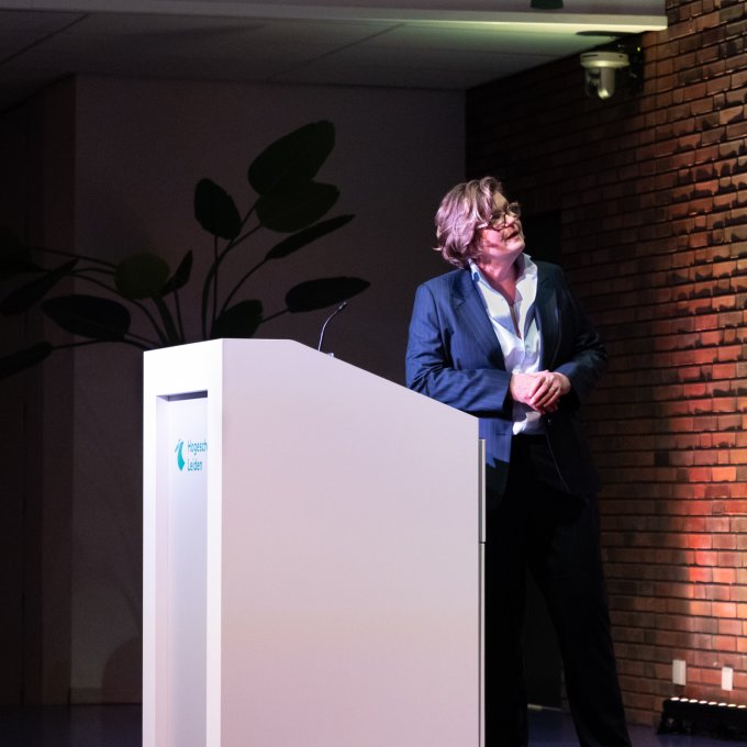 Christine Carabain spreekt haar lectorale rede uit