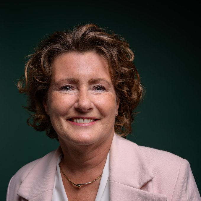 Portretfoto van lid van het College van Bestuur van Hogeschool Leiden Angelien Sanderman