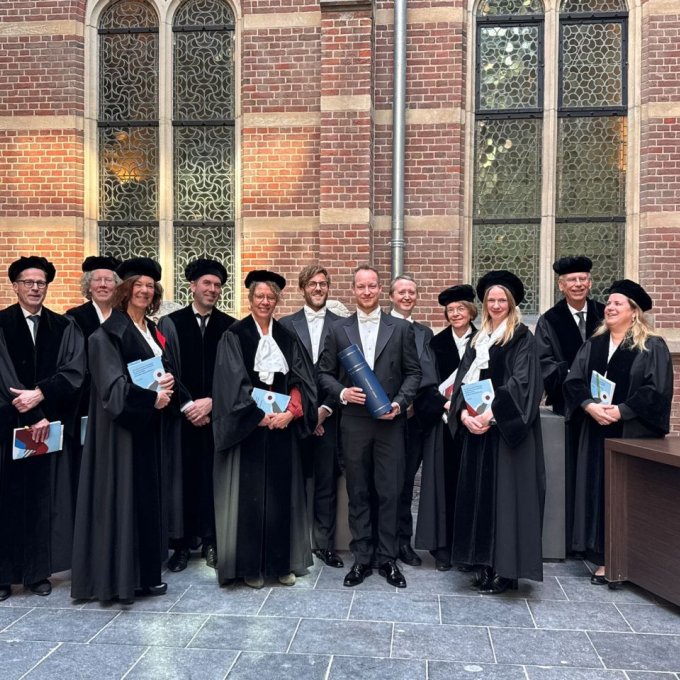 Dennis Boer is succesvol gepromoveerd na onderzoek naar de inzet van fysiotherapie en de rol van mantelzorgers bij verpleeghuisbewoners met dementie.