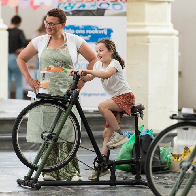 een meisje op een fiets tijdens het festival 