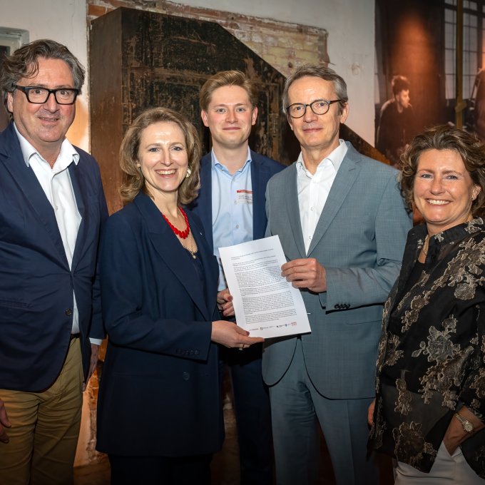 Open brief van kennisinstellingen overhandigd aan wethouder Wietske Veltman van Gemeente Leiden.