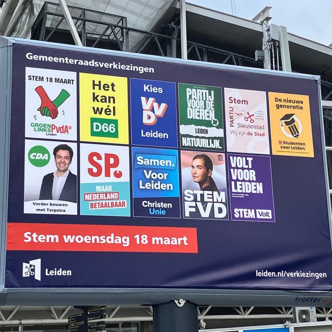 Bord voor de gemeenteraadsverkiezingen op 18 maart 2026.