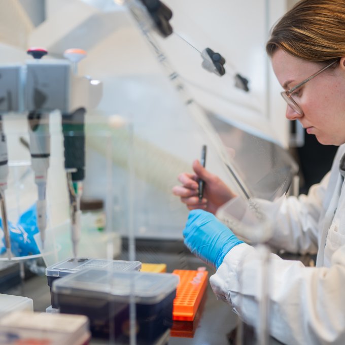 Student in actie tijdens onderzoek in het Foodlab van het LCAB