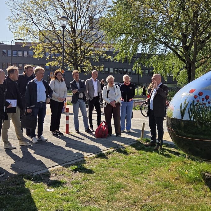 De visitatiecommissie bekijkt de bol van biodiversiteit