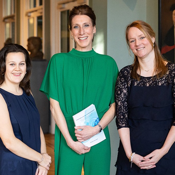 3-dames-naast-elkaar-lachend-kijkend-in-de-camera