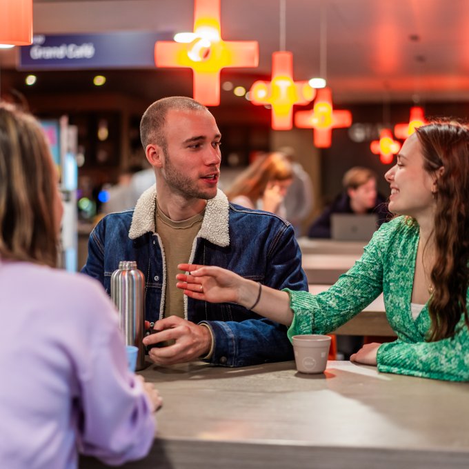 Studenten op cafe 