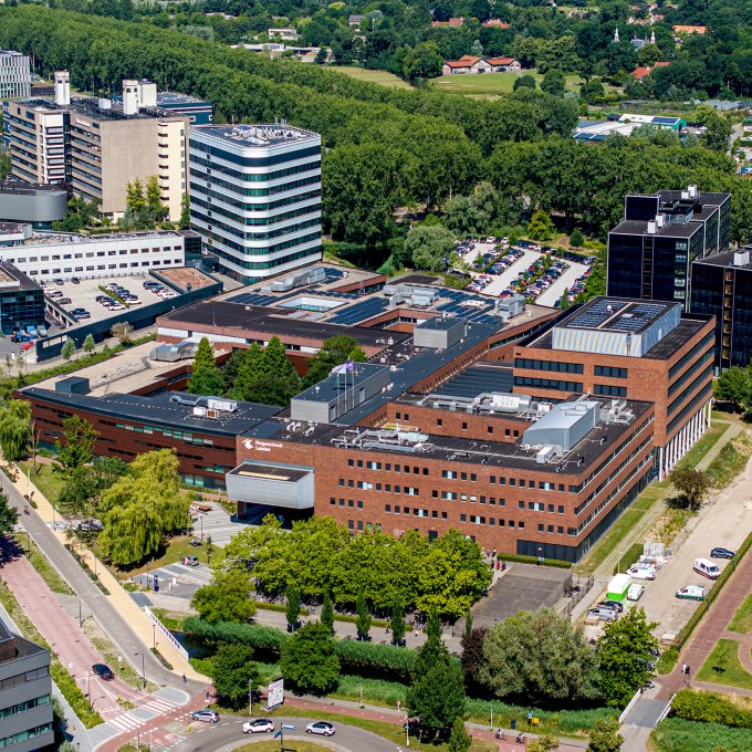 Een luchtfoto van de campus van Hogeschool Leiden aan de Zernikedreef in Leiden.