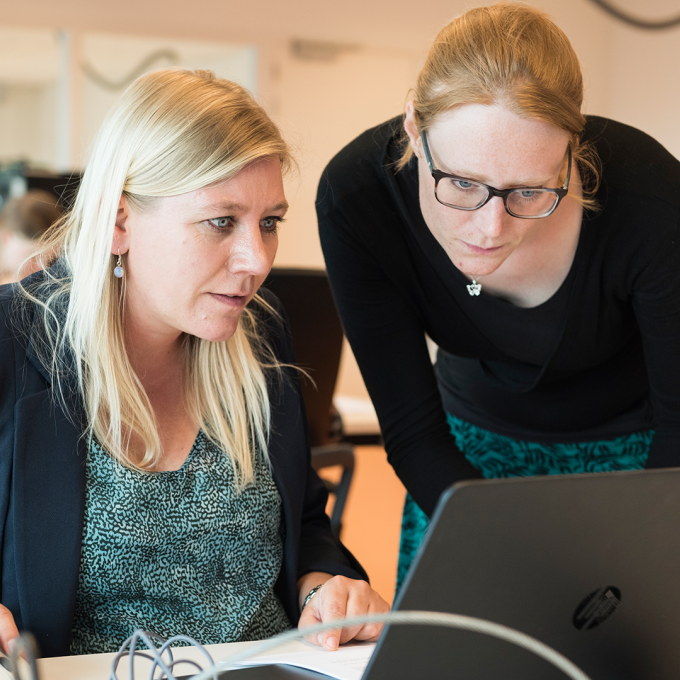 twee dames achter een laptop