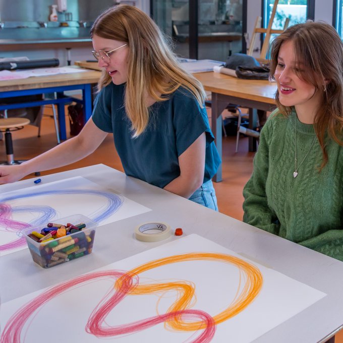 Studenten vaktherapie zitten aan een tafel en tekenen