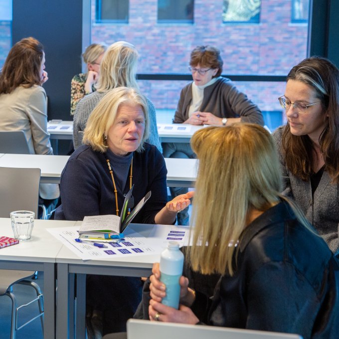 Collega's bespreken in groepjes een opdracht