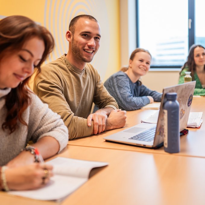 Studenten in een lokaal van Hogeschool Leiden.