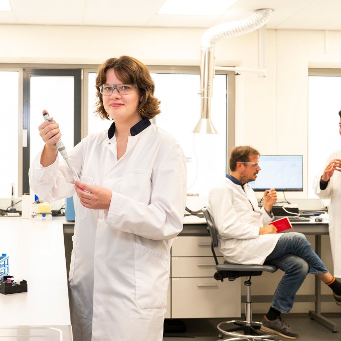 Onderzoekers in een laboratorium van het kenniscentrum Leiden Centre for Applied Bioscience (LCAB).